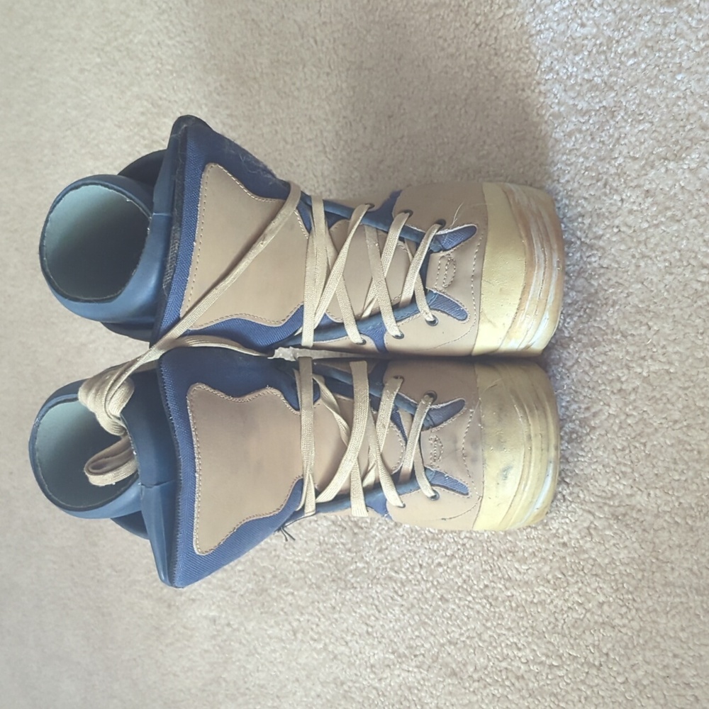 Men's size 8 snowboarding boots